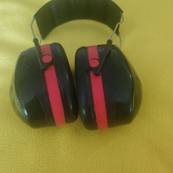 Noise reducer headset by industry leader  3M - Picture 3 of 3